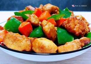 美味可口的青椒胡萝卜炒鸡丁装入盘中就大功告成了