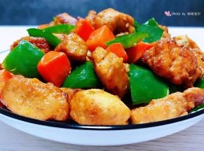 美味可口的青椒胡萝卜炒鸡丁装入盘中就大功告成了