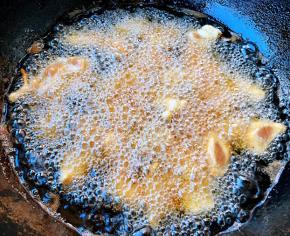 锅中倒入适量油加热放入鸡胸脯肉炸至金黄色漂浮上来即可