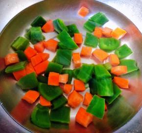 青椒和胡萝卜切成小块放入开水中焯水断生后立即放入冷水中过凉沥干水份