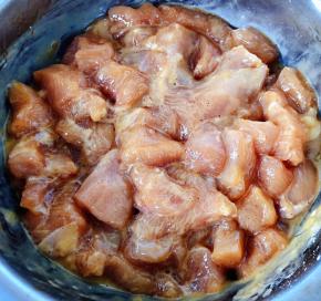 鸡胸脯肉挂糊拌匀煨制十分钟入味