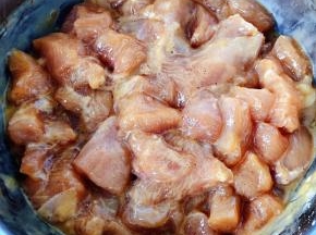 鸡胸脯肉挂糊拌匀煨制十分钟入味