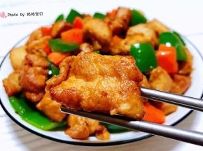 鸡丁入口鲜嫩香浓混搭青椒和胡萝卜一起味道棒棒哒