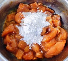 调味料拌匀打入一个蛋清再放入淀粉