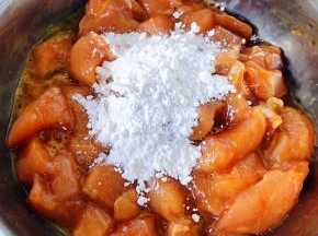 调味料拌匀打入一个蛋清再放入淀粉