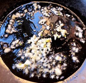 锅中倒入底油加热放入蒜粒爆香