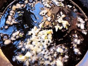 锅中倒入底油加热放入蒜粒爆香