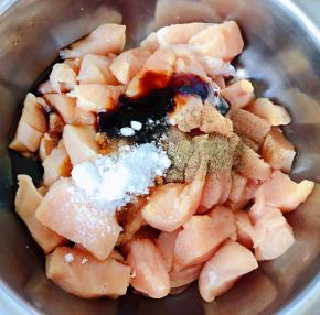 鸡胸脯肉切丁放入调味料一品鲜酱油、蚝油、料酒、糖、黑胡椒粉