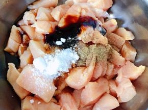 鸡胸脯肉切丁放入调味料一品鲜酱油、蚝油、料酒、糖、黑胡椒粉