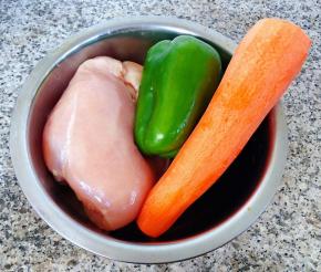 准备原材料鸡胸脯肉、青椒、胡萝卜