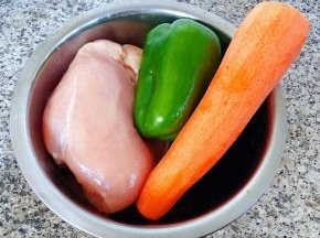准备原材料鸡胸脯肉、青椒、胡萝卜