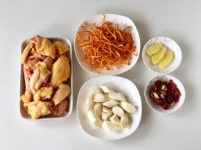 准备好食材，半只鸡洗净切成块，虫草花洗净，山药去皮切成斜段、生姜去皮切成块，红枣和枸杞洗净备用。