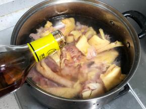 鸡肉冷水下锅，加入一勺料酒去腥，把水烧开。如果热水下锅，鸡肉表皮收紧，血水就会锁在肉里出不来，所以要冷水下锅。