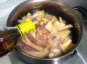 鸡肉冷水下锅，加入一勺料酒去腥，把水烧开。如果热水下锅，鸡肉表皮收紧，血水就会锁在肉里出不来，所以要冷水下锅。