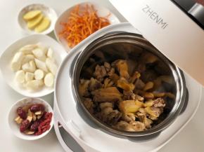 把鸡肉洗净，放入臻米高压锅的“做菜”内胆。