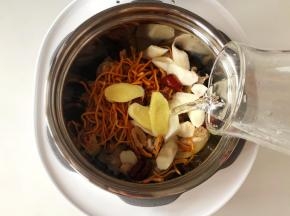 把除了枸杞以外的食材全部放入高压锅，加入适量清水，没过食材。
