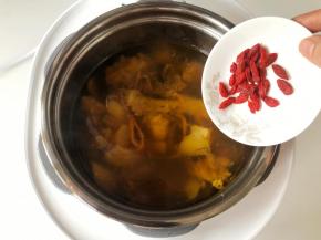 鸡汤煲好后，撒入洗净的枸杞，再盖上盖子焖3～5分钟即可，枸杞不需要煮太久，会褪色就不好看了。