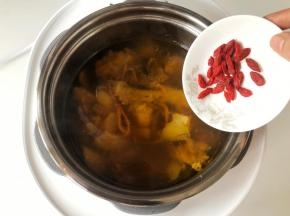 鸡汤煲好后，撒入洗净的枸杞，再盖上盖子焖3～5分钟即可，枸杞不需要煮太久，会褪色就不好看了。