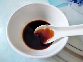 取一个小碗，1汤匙生抽和1汤匙蚝油先拌匀。