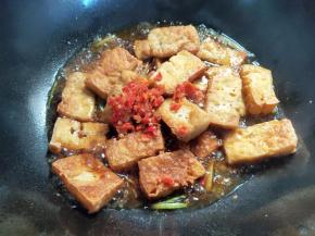 加入适量剁椒，翻拌均匀，盖上焖煮两三分钟。剁椒是我妈自制的，里面还加了红桔的皮，更有一种特别的风味。没有剁椒就直接加点辣椒或不加也行，尝下咸淡，不够味再适当调味。其实生抽、蚝油和剁椒都是咸的，这道菜没有必要再放盐了。