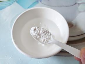 小碗再装半碗水，加入2小勺玉米淀粉，调成淀粉水。