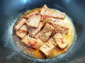 将淀粉水倒入锅中，翻拌均匀，煮至透明，就可以了。