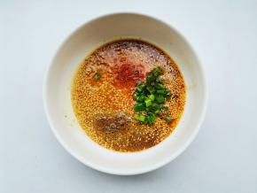 淋入一大勺热油，