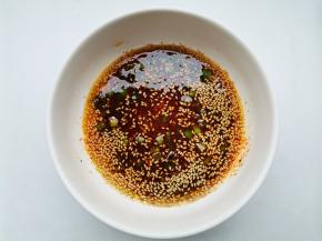 2勺生抽，2勺香醋，半勺糖，搅拌均匀。