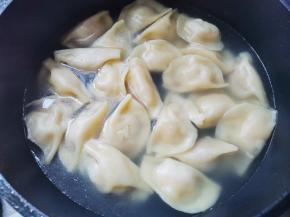 饺子不解冻，锅中水开下饺子煮至浮起，