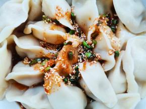 淋上酱汁，加一勺辣椒酱，