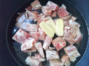 排骨洗净，冷水下锅，加三片姜一勺料酒煮出浮沫，