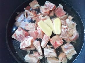 排骨洗净，冷水下锅，加三片姜一勺料酒煮出浮沫，