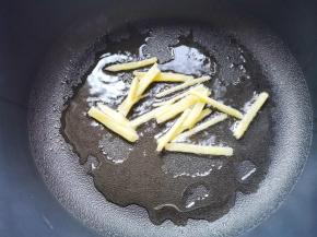 锅中热油炒香姜丝，