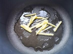 锅中热油炒香姜丝，