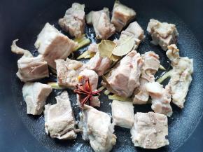 放入排骨翻炒一会儿，加香叶和八角炒匀，