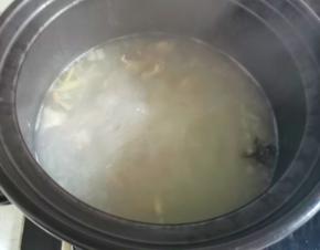 加一大锅热水煮开。转入砂锅中，中小火炖40分钟，