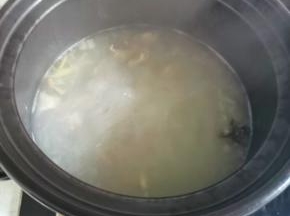 加一大锅热水煮开。转入砂锅中，中小火炖40分钟，