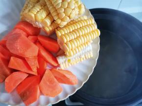 放入玉米 胡萝卜，