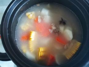 再炖20分钟，出锅加一大勺盐，一勺白胡椒粉调味~