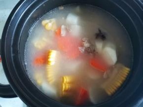 再炖20分钟，出锅加一大勺盐，一勺白胡椒粉调味~