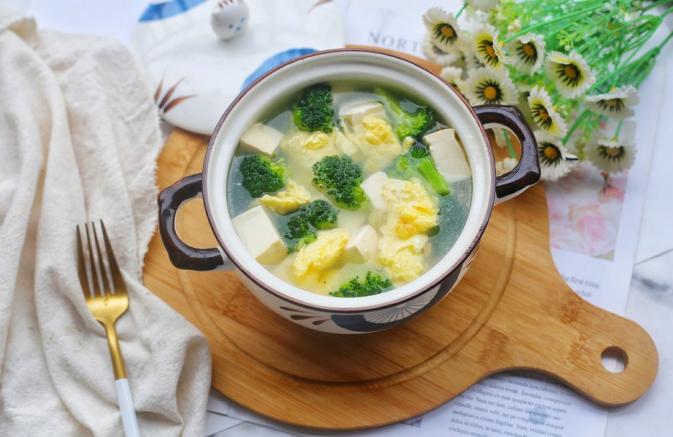 西兰花豆腐鸡蛋汤