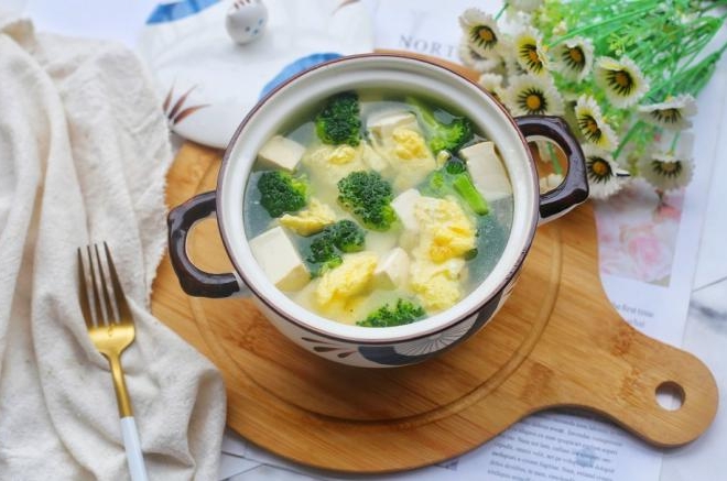 西兰花豆腐鸡蛋汤