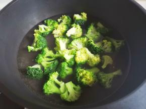 西兰花焯水1分钟捞出过凉。