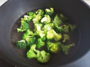 西兰花焯水1分钟捞出过凉。
