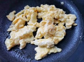 鸡蛋炒凝固盛出