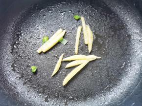 锅中放油，放葱姜爆香，