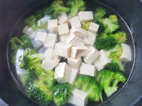 放入西兰花、豆腐