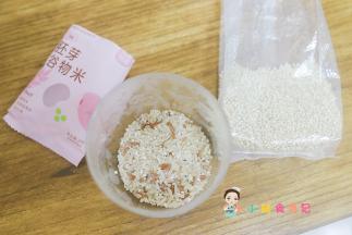 准摆好谷物米跟藜麦一共35g 看孩子的食量来做不要浪费