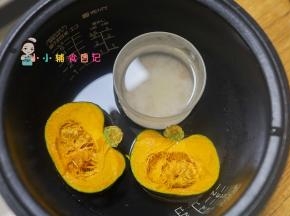 电饭锅里放一点水放入蒸煮碗，我还放了南瓜一起煮这样不浪费电