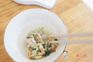 这个肉馅，里面有猪肉、牛肉、鸡肉、菠菜、黑木耳、香菇等等一共60g加一点水搅拌一下，这样煮的时候肉不容易成坨